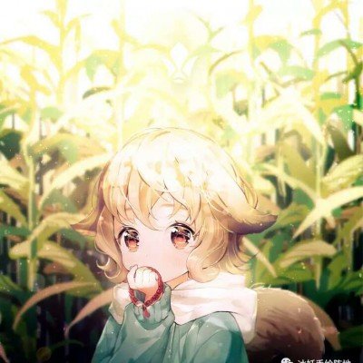 女子穿着带有巨大吊牌旗袍街头拍照